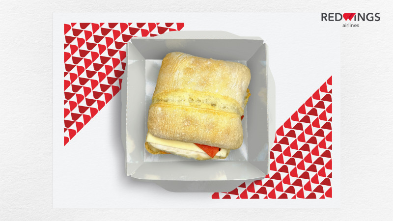 Сэндвич с курицей, ломтиками сыра «Эмменталь» и печёным перцем
